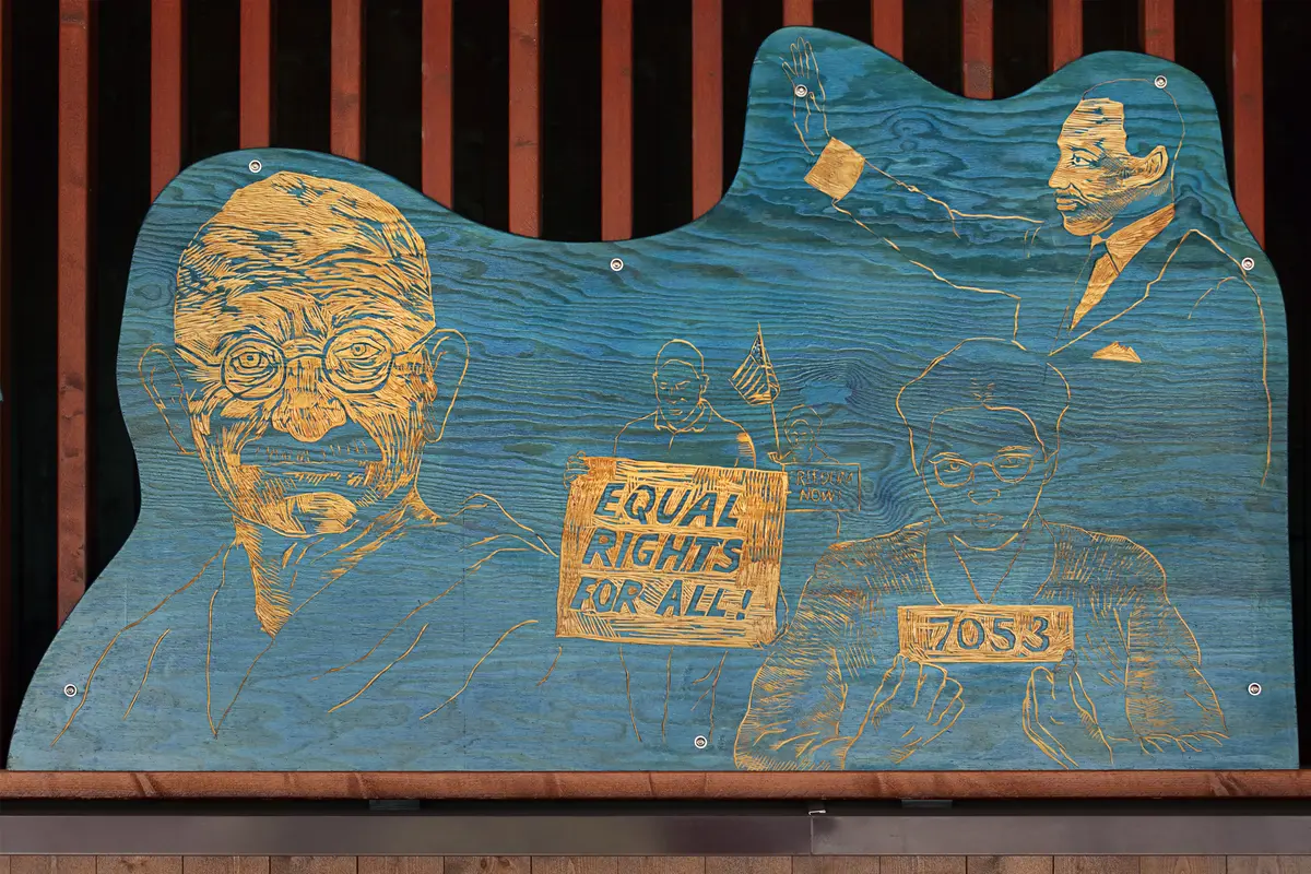 Mahatma Gandhi. Borgerrettsbevegelsen representert ved Martin Luther King og Rosa Park.