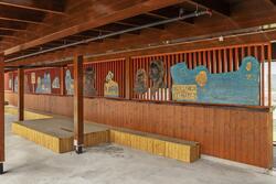 Kampen for demokrati [Kunst i tilknytning til bygg, utendørs