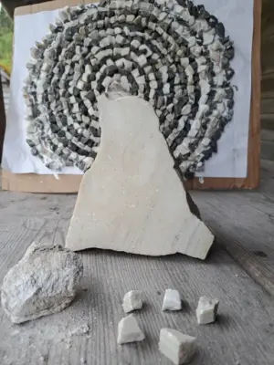 Verkstad i kleberstein og marmor saman med Kvernsteinsparken