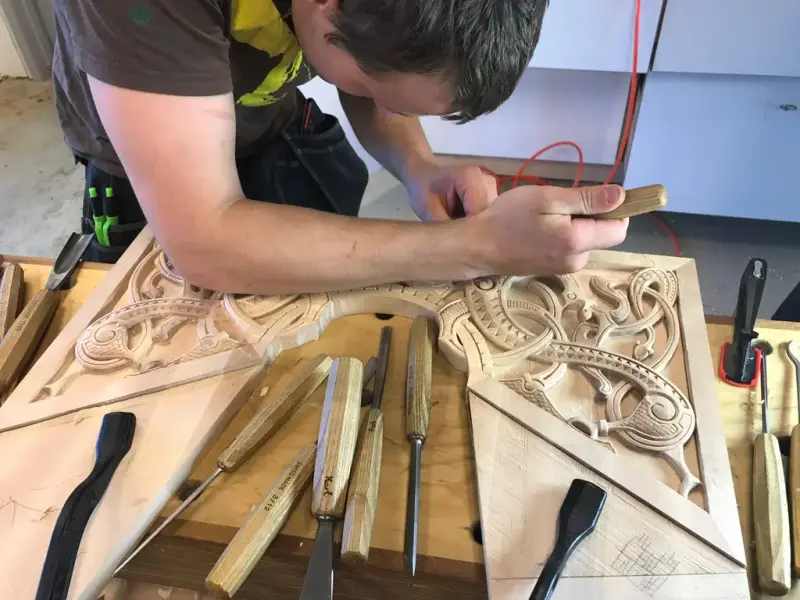 Handverker utfører treskjøring