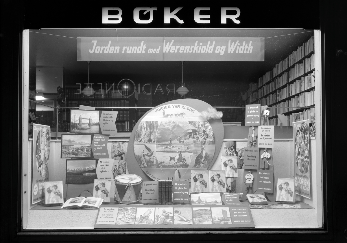 Vindusutstilling "Jorden er vår klode" hos Globus-Forlaget