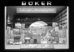 Vindusutstilling "Jorden er vår klode" hos Globus-Forlaget