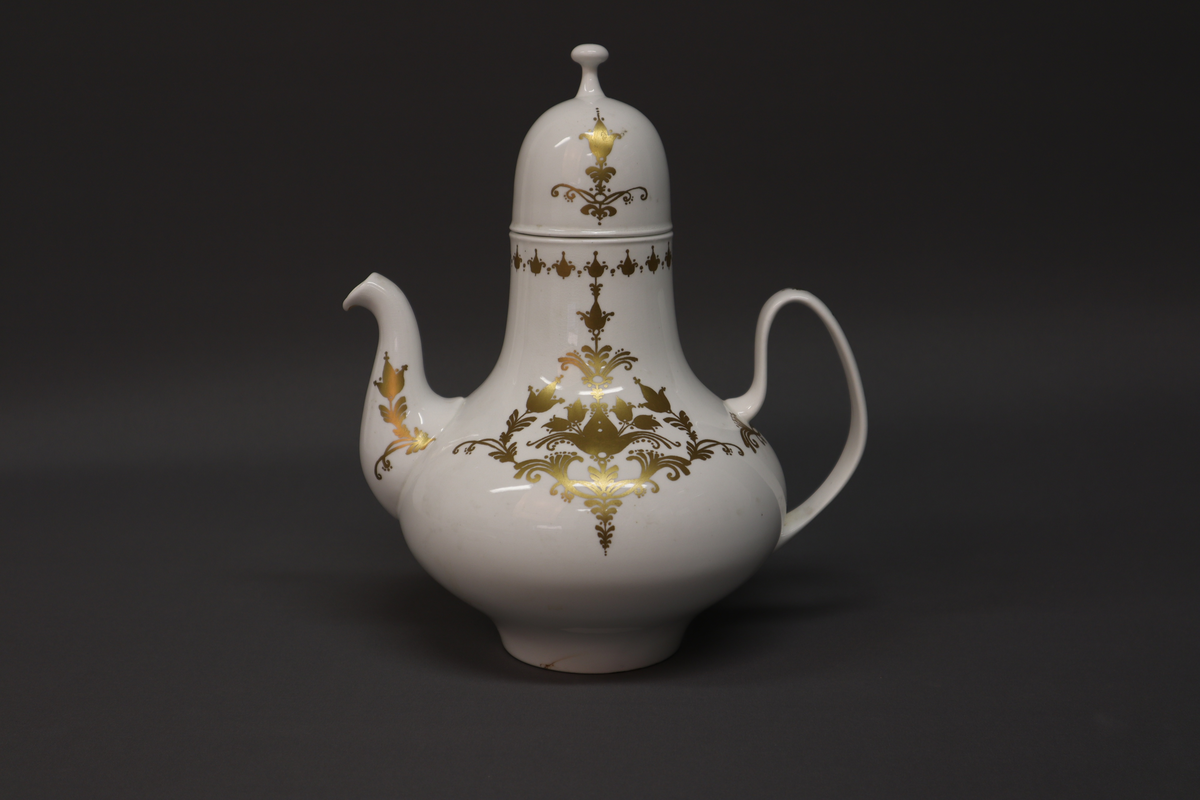 Kanne med lokk og dekor.