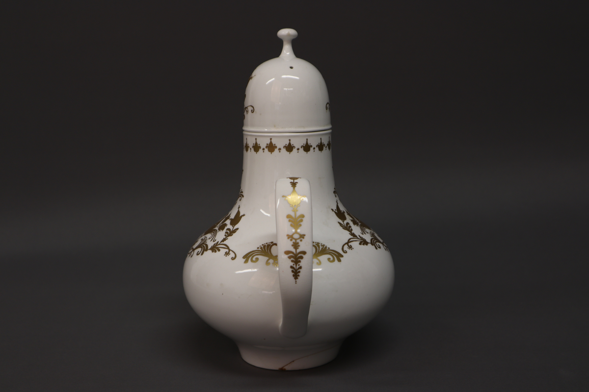 Kanne med lokk og dekor.