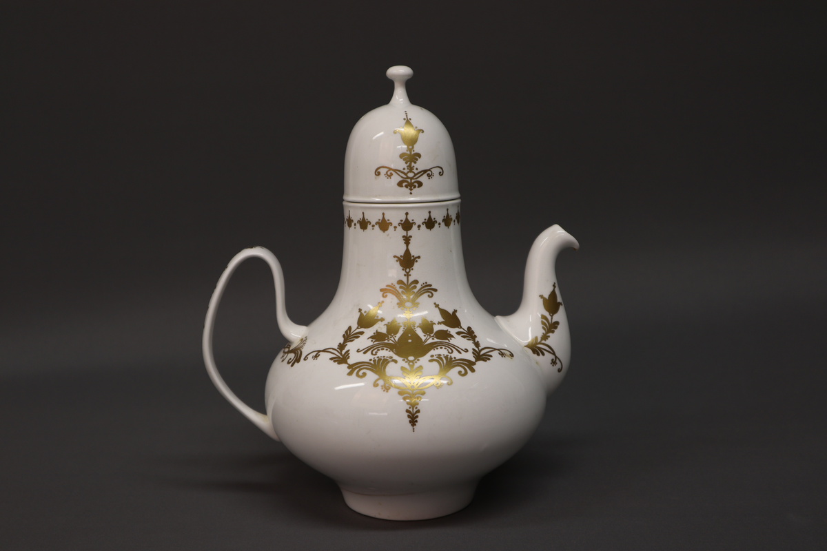 Kanne med lokk og dekor.