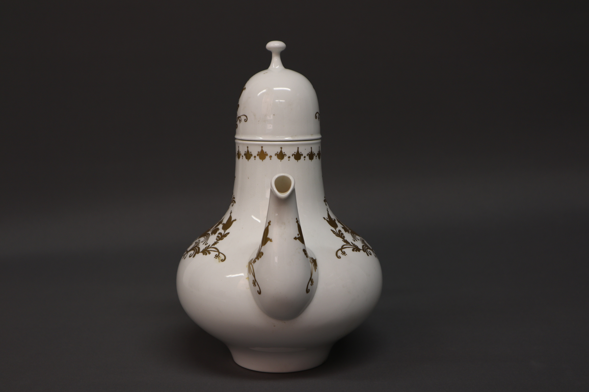 Kanne med lokk og dekor.