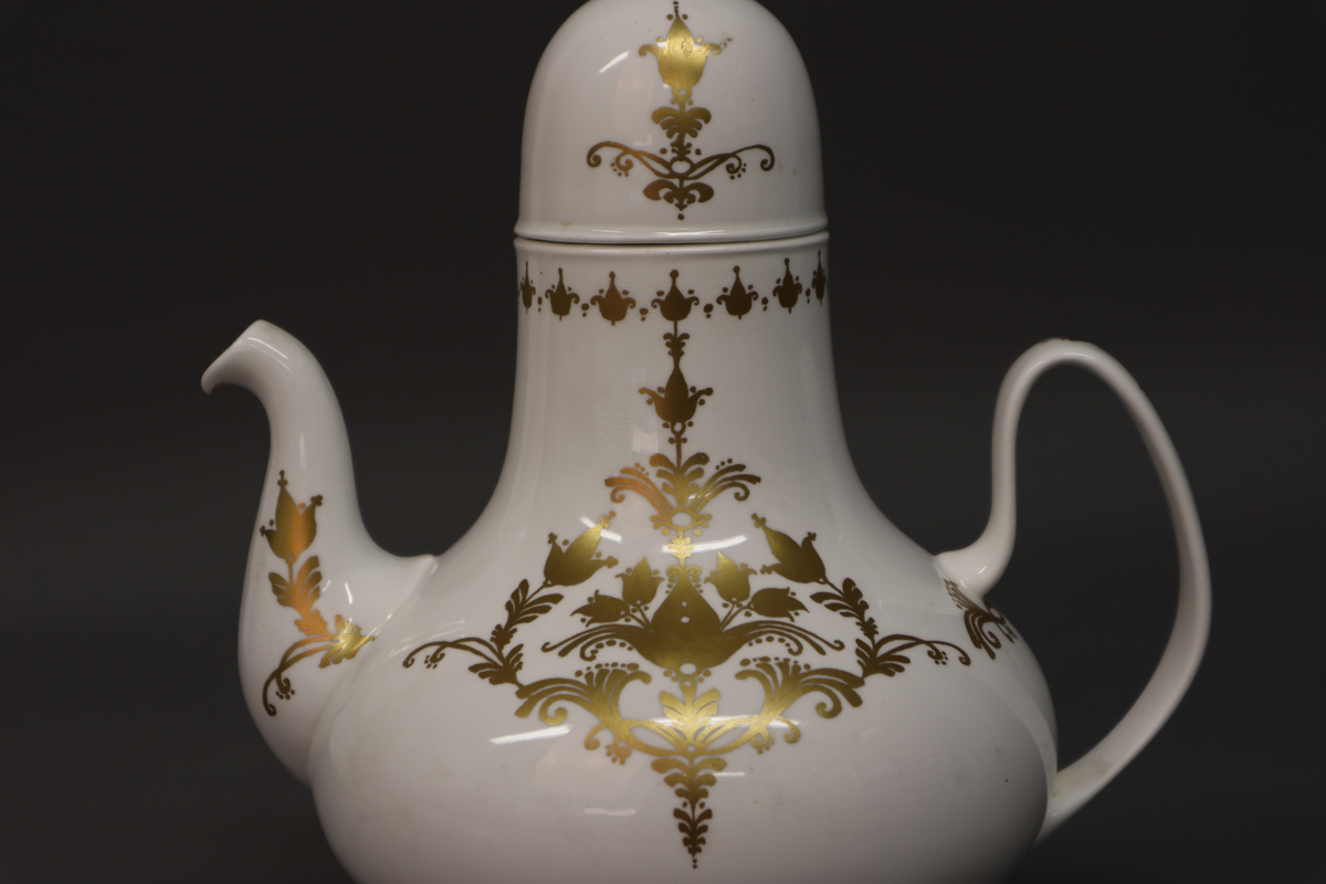 Kanne med lokk og dekor.