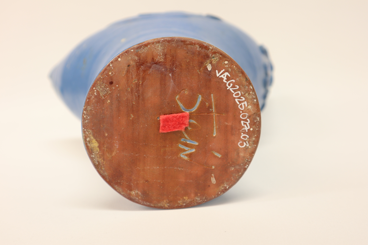 Blå vase inspirert av gauken.