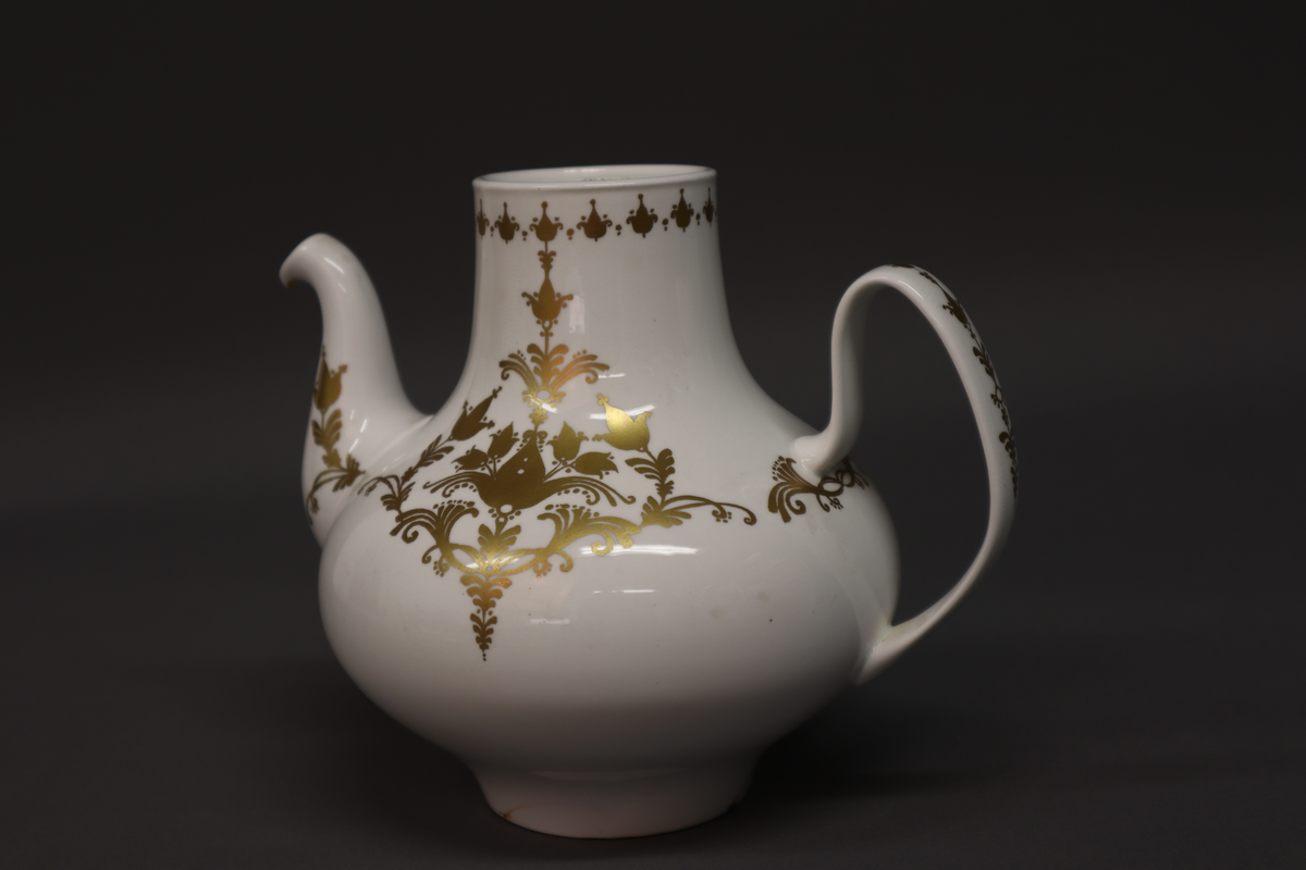 Kanne med lokk og dekor.