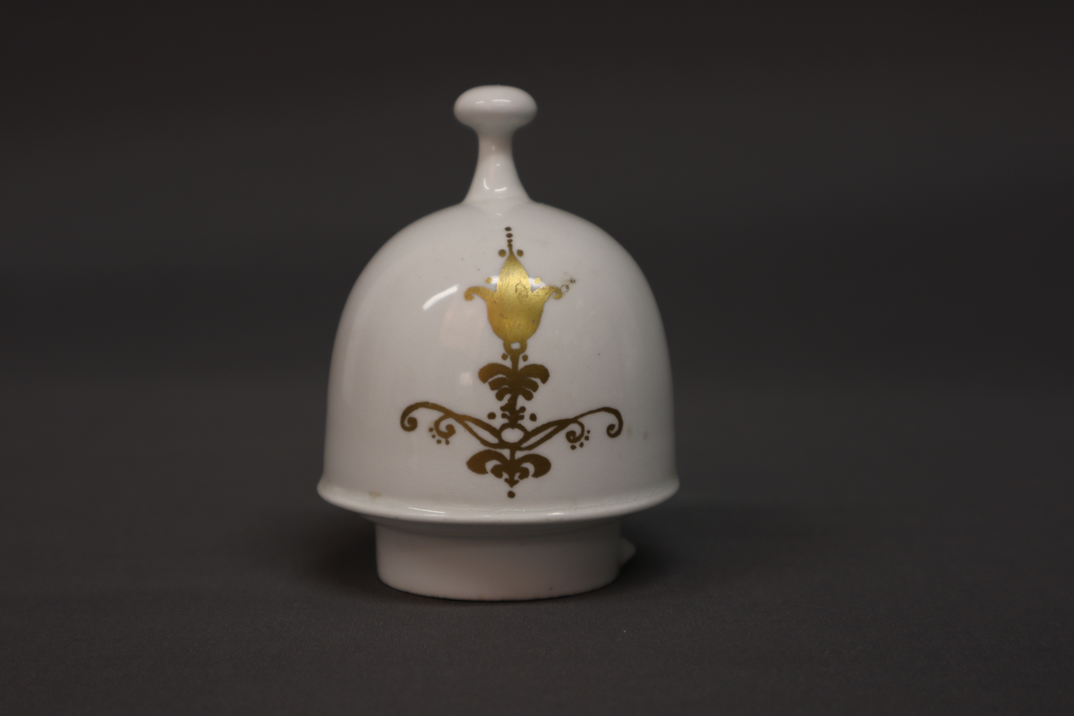 Kanne med lokk og dekor.