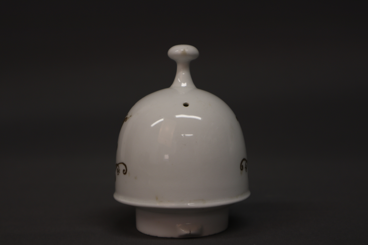 Kanne med lokk og dekor.