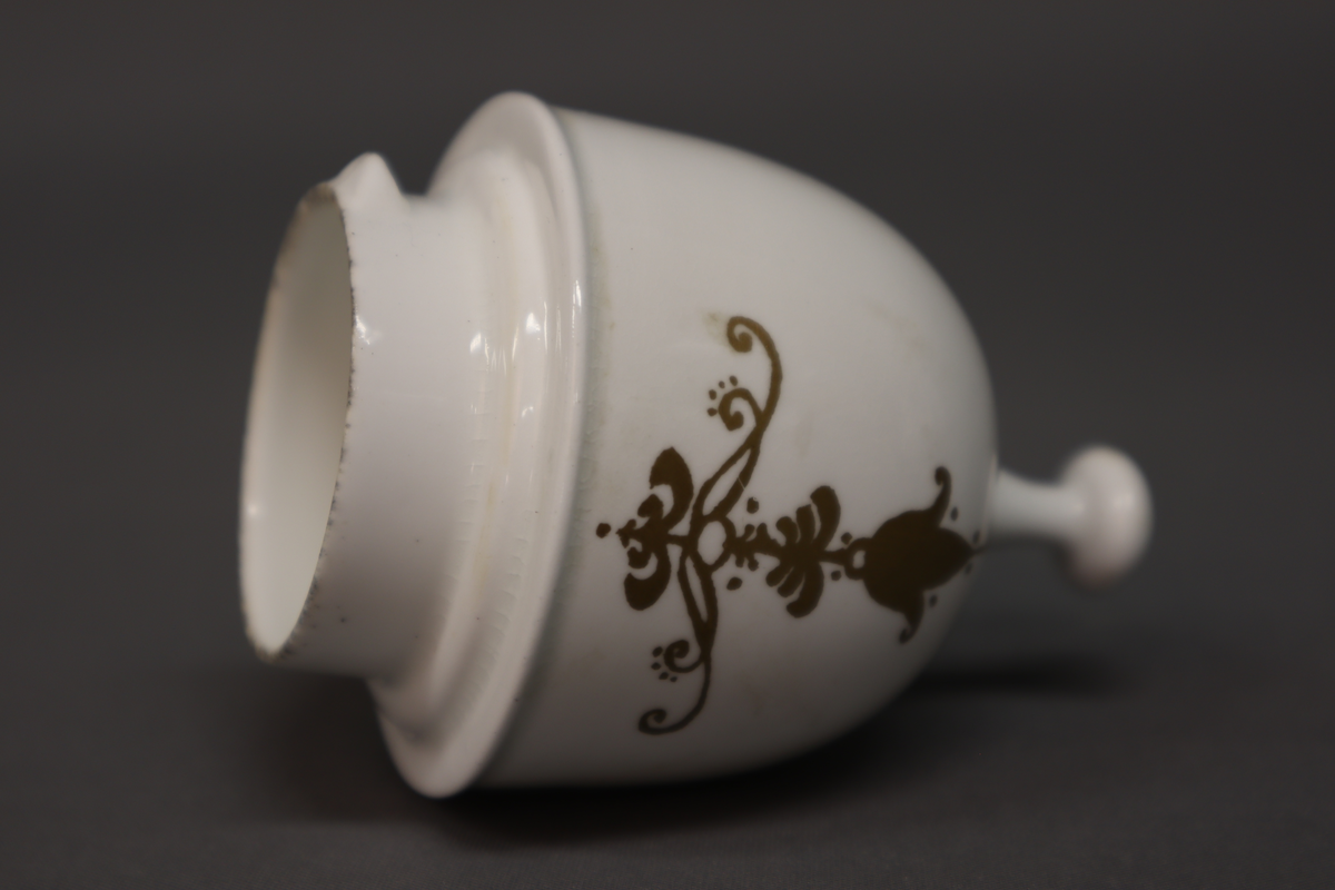 Kanne med lokk og dekor.