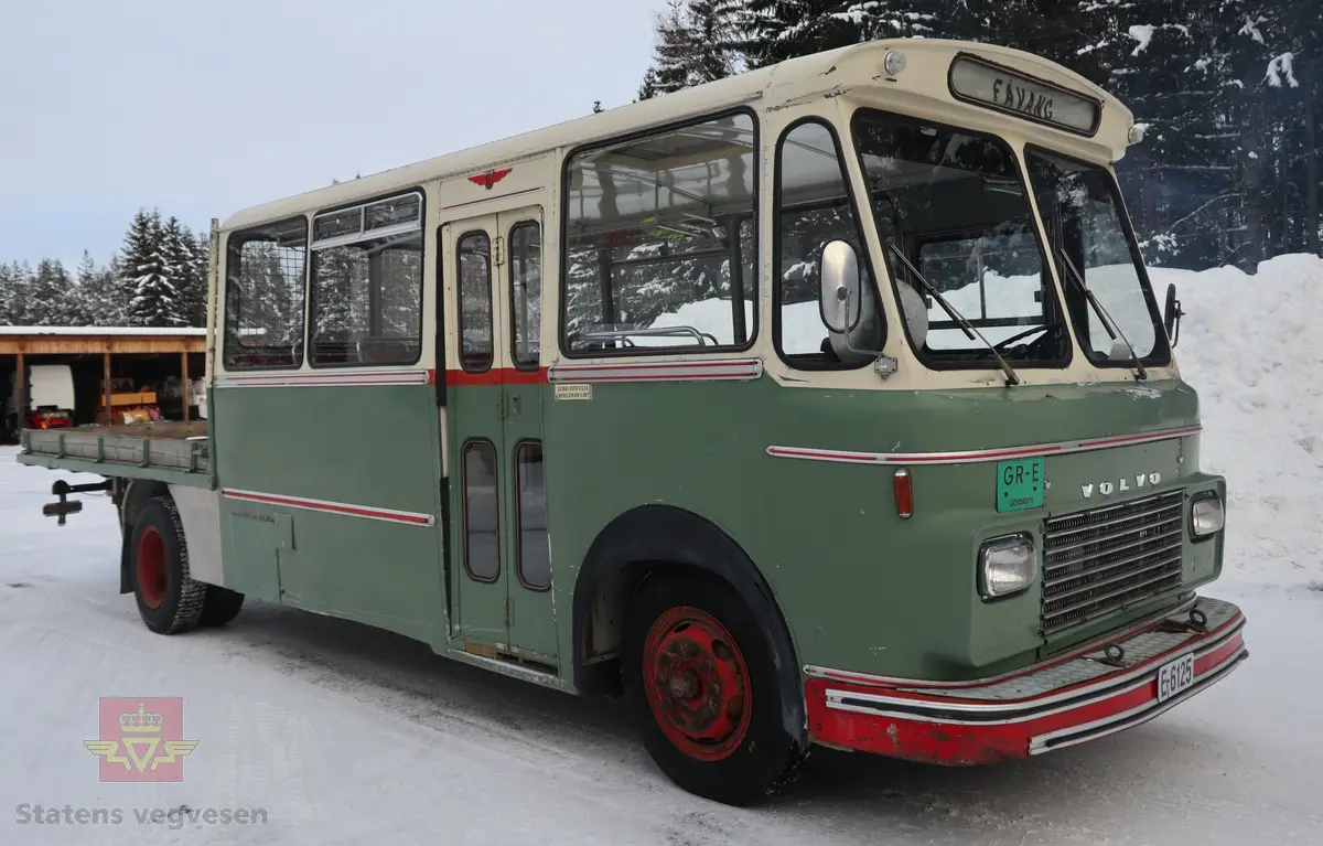 Volvo B 54 kombinert buss og lastebil, bygget på et Volvo B 54-52T busschassis. Kjøretøyet er 2-akslet, med drift på bakre, og har 6 hjul (tvilling bak). Utvendig tofarget hvit og grønn, (opprinnelig fargekombinasjon). Karosseriet er av typen K6/M2. Dieseldrevet TD 50 A motor (rekkesekser med turbo), den har et volum på 5100 cm3 og ytelsen er 147 hk (108,09 kW). Merkingen Bosch 0 400 846 064 på diesel pumpen bekrefter motortypen. Girkassen er av typen S 5-35-6 og har fem gir, det laveste er ikke synkronisert. Girspaken er gulvmontert og sitter på motorens venstre side. Bakakselen har to utvekslinger (høy og lav) som i virkelighet gir kjøretøyet to gir bakover og 10 framover. Vekslingen mellom høy og lavgir serien foregår via en knapp på girspaken. Kjøretøyet har 18 sitteplasser samt lasteplan. Det elektriske anlegget er 24 volt. Innvendig har kjøretøyet grått gulvbelegg og røde seter. Tillatt totalvekt er 9950 kg.
Kilometerstand pr. november 2025 er 289 625 km.