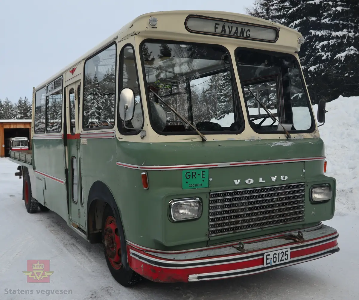 Volvo B 54 kombinert buss og lastebil, bygget på et Volvo B 54-52T busschassis. Kjøretøyet er 2-akslet, med drift på bakre, og har 6 hjul (tvilling bak). Utvendig tofarget hvit og grønn, (opprinnelig fargekombinasjon). Karosseriet er av typen K6/M2. Dieseldrevet TD 50 A motor (rekkesekser med turbo), den har et volum på 5100 cm3 og ytelsen er 147 hk (108,09 kW). Merkingen Bosch 0 400 846 064 på diesel pumpen bekrefter motortypen. Girkassen er av typen S 5-35-6 og har fem gir, det laveste er ikke synkronisert. Girspaken er gulvmontert og sitter på motorens venstre side. Bakakselen har to utvekslinger (høy og lav) som i virkelighet gir kjøretøyet to gir bakover og 10 framover. Vekslingen mellom høy og lavgir serien foregår via en knapp på girspaken. Kjøretøyet har 18 sitteplasser samt lasteplan. Det elektriske anlegget er 24 volt. Innvendig har kjøretøyet grått gulvbelegg og røde seter. Tillatt totalvekt er 9950 kg.
Kilometerstand pr. november 2025 er 289 625 km.