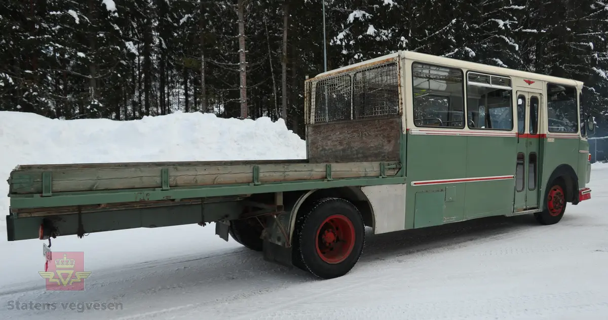 Volvo B 54 kombinert buss og lastebil, bygget på et Volvo B 54-52T busschassis. Kjøretøyet er 2-akslet, med drift på bakre, og har 6 hjul (tvilling bak). Utvendig tofarget hvit og grønn, (opprinnelig fargekombinasjon). Karosseriet er av typen K6/M2. Dieseldrevet TD 50 A motor (rekkesekser med turbo), den har et volum på 5100 cm3 og ytelsen er 147 hk (108,09 kW). Merkingen Bosch 0 400 846 064 på diesel pumpen bekrefter motortypen. Girkassen er av typen S 5-35-6 og har fem gir, det laveste er ikke synkronisert. Girspaken er gulvmontert og sitter på motorens venstre side. Bakakselen har to utvekslinger (høy og lav) som i virkelighet gir kjøretøyet to gir bakover og 10 framover. Vekslingen mellom høy og lavgir serien foregår via en knapp på girspaken. Kjøretøyet har 18 sitteplasser samt lasteplan. Det elektriske anlegget er 24 volt. Innvendig har kjøretøyet grått gulvbelegg og røde seter. Tillatt totalvekt er 9950 kg.
Kilometerstand pr. november 2025 er 289 625 km.