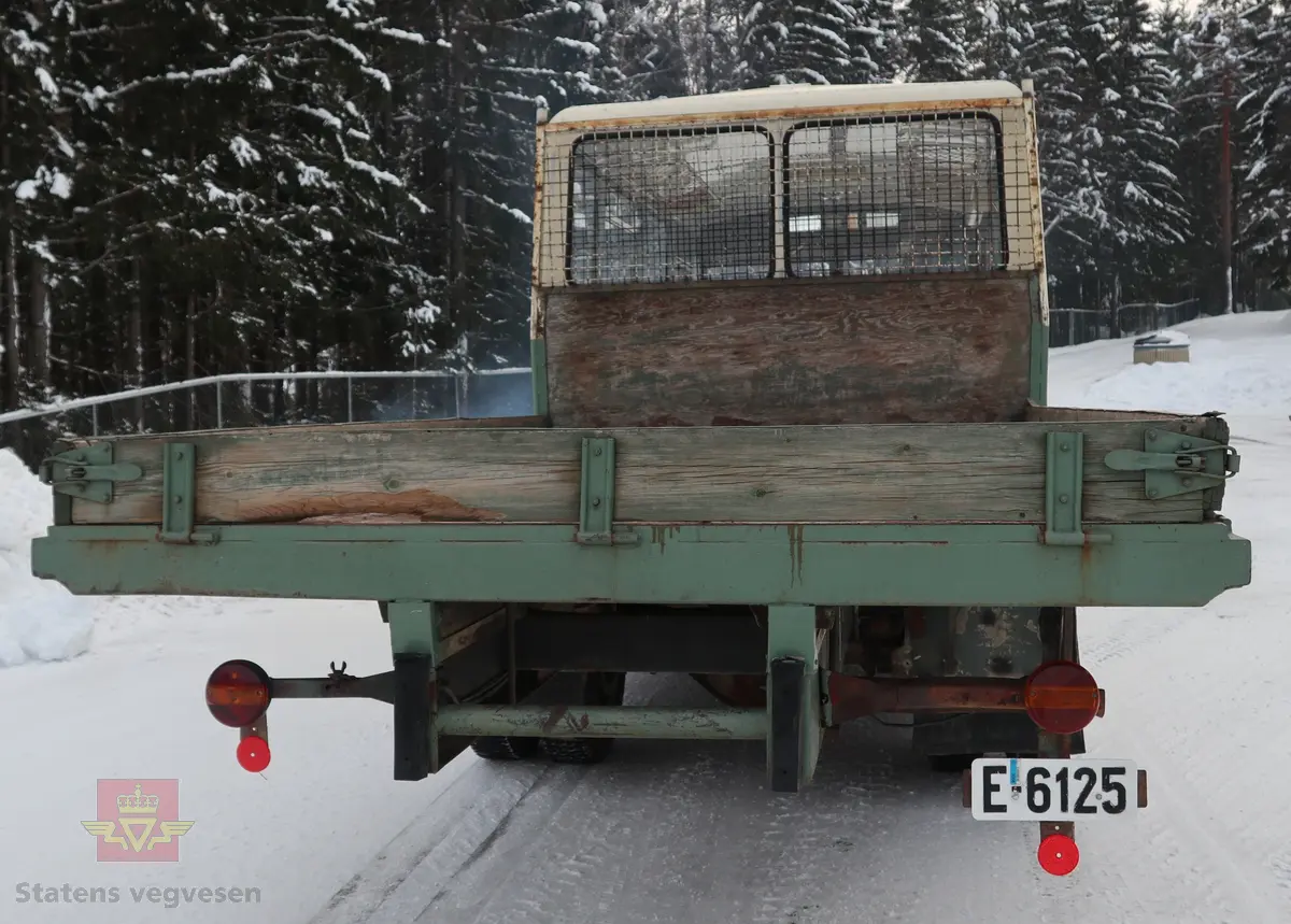 Volvo B 54 kombinert buss og lastebil, bygget på et Volvo B 54-52T busschassis. Kjøretøyet er 2-akslet, med drift på bakre, og har 6 hjul (tvilling bak). Utvendig tofarget hvit og grønn, (opprinnelig fargekombinasjon). Karosseriet er av typen K6/M2. Dieseldrevet TD 50 A motor (rekkesekser med turbo), den har et volum på 5100 cm3 og ytelsen er 147 hk (108,09 kW). Merkingen Bosch 0 400 846 064 på diesel pumpen bekrefter motortypen. Girkassen er av typen S 5-35-6 og har fem gir, det laveste er ikke synkronisert. Girspaken er gulvmontert og sitter på motorens venstre side. Bakakselen har to utvekslinger (høy og lav) som i virkelighet gir kjøretøyet to gir bakover og 10 framover. Vekslingen mellom høy og lavgir serien foregår via en knapp på girspaken. Kjøretøyet har 18 sitteplasser samt lasteplan. Det elektriske anlegget er 24 volt. Innvendig har kjøretøyet grått gulvbelegg og røde seter. Tillatt totalvekt er 9950 kg.
Kilometerstand pr. november 2025 er 289 625 km.