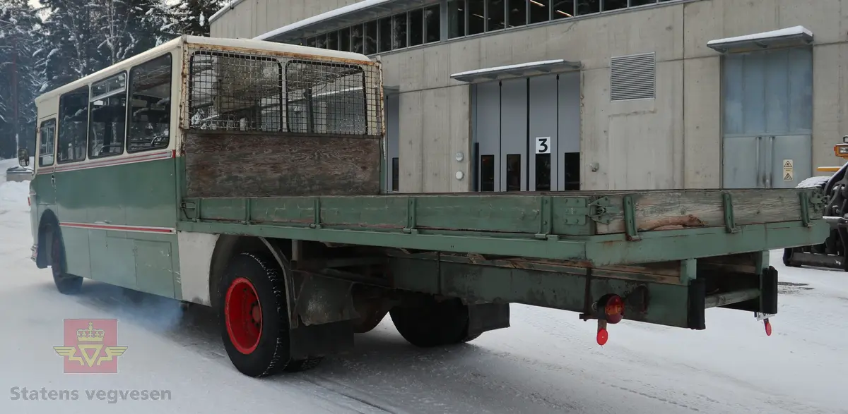 Volvo B 54 kombinert buss og lastebil, bygget på et Volvo B 54-52T busschassis. Kjøretøyet er 2-akslet, med drift på bakre, og har 6 hjul (tvilling bak). Utvendig tofarget hvit og grønn, (opprinnelig fargekombinasjon). Karosseriet er av typen K6/M2. Dieseldrevet TD 50 A motor (rekkesekser med turbo), den har et volum på 5100 cm3 og ytelsen er 147 hk (108,09 kW). Merkingen Bosch 0 400 846 064 på diesel pumpen bekrefter motortypen. Girkassen er av typen S 5-35-6 og har fem gir, det laveste er ikke synkronisert. Girspaken er gulvmontert og sitter på motorens venstre side. Bakakselen har to utvekslinger (høy og lav) som i virkelighet gir kjøretøyet to gir bakover og 10 framover. Vekslingen mellom høy og lavgir serien foregår via en knapp på girspaken. Kjøretøyet har 18 sitteplasser samt lasteplan. Det elektriske anlegget er 24 volt. Innvendig har kjøretøyet grått gulvbelegg og røde seter. Tillatt totalvekt er 9950 kg.
Kilometerstand pr. november 2025 er 289 625 km.