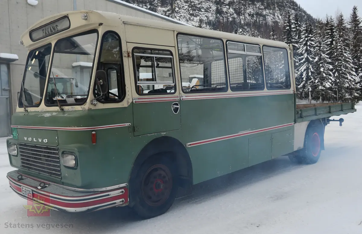 Volvo B 54 kombinert buss og lastebil, bygget på et Volvo B 54-52T busschassis. Kjøretøyet er 2-akslet, med drift på bakre, og har 6 hjul (tvilling bak). Utvendig tofarget hvit og grønn, (opprinnelig fargekombinasjon). Karosseriet er av typen K6/M2. Dieseldrevet TD 50 A motor (rekkesekser med turbo), den har et volum på 5100 cm3 og ytelsen er 147 hk (108,09 kW). Merkingen Bosch 0 400 846 064 på diesel pumpen bekrefter motortypen. Girkassen er av typen S 5-35-6 og har fem gir, det laveste er ikke synkronisert. Girspaken er gulvmontert og sitter på motorens venstre side. Bakakselen har to utvekslinger (høy og lav) som i virkelighet gir kjøretøyet to gir bakover og 10 framover. Vekslingen mellom høy og lavgir serien foregår via en knapp på girspaken. Kjøretøyet har 18 sitteplasser samt lasteplan. Det elektriske anlegget er 24 volt. Innvendig har kjøretøyet grått gulvbelegg og røde seter. Tillatt totalvekt er 9950 kg.
Kilometerstand pr. november 2025 er 289 625 km.