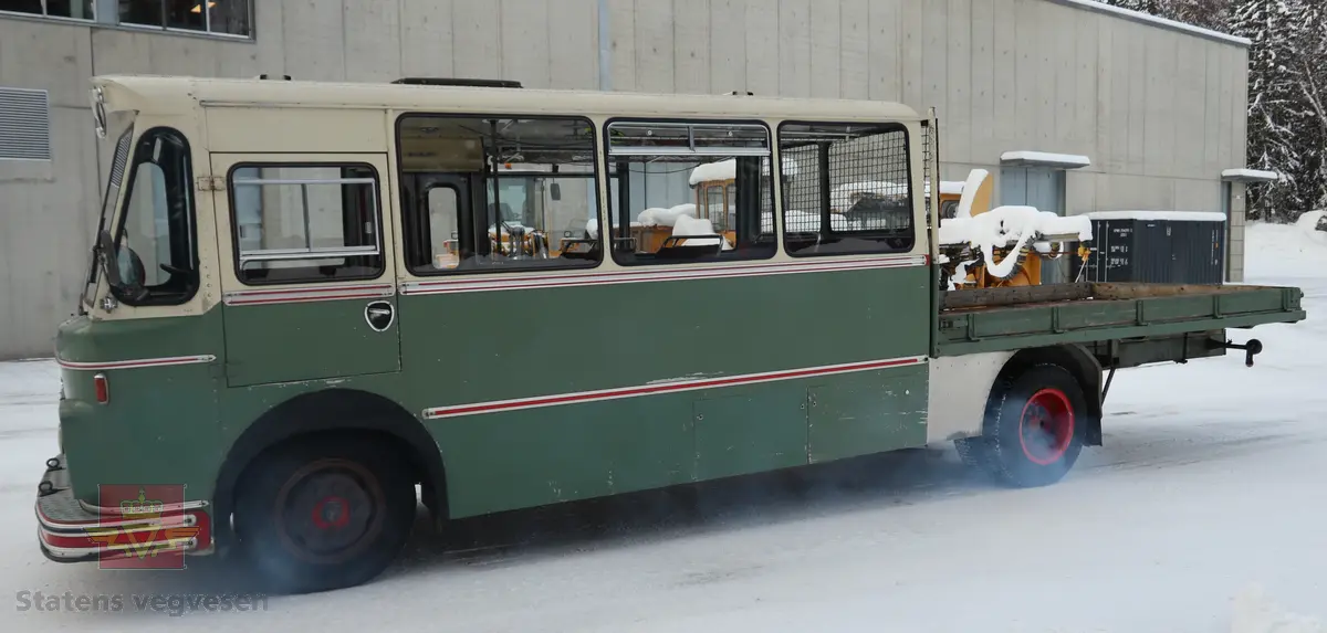 Volvo B 54 kombinert buss og lastebil, bygget på et Volvo B 54-52T busschassis. Kjøretøyet er 2-akslet, med drift på bakre, og har 6 hjul (tvilling bak). Utvendig tofarget hvit og grønn, (opprinnelig fargekombinasjon). Karosseriet er av typen K6/M2. Dieseldrevet TD 50 A motor (rekkesekser med turbo), den har et volum på 5100 cm3 og ytelsen er 147 hk (108,09 kW). Merkingen Bosch 0 400 846 064 på diesel pumpen bekrefter motortypen. Girkassen er av typen S 5-35-6 og har fem gir, det laveste er ikke synkronisert. Girspaken er gulvmontert og sitter på motorens venstre side. Bakakselen har to utvekslinger (høy og lav) som i virkelighet gir kjøretøyet to gir bakover og 10 framover. Vekslingen mellom høy og lavgir serien foregår via en knapp på girspaken. Kjøretøyet har 18 sitteplasser samt lasteplan. Det elektriske anlegget er 24 volt. Innvendig har kjøretøyet grått gulvbelegg og røde seter. Tillatt totalvekt er 9950 kg.
Kilometerstand pr. november 2025 er 289 625 km.