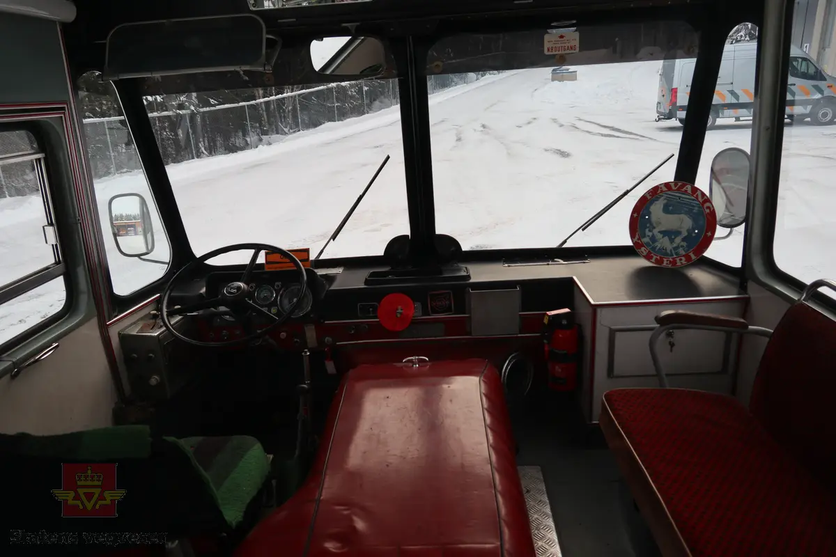 Volvo B 54 kombinert buss og lastebil, bygget på et Volvo B 54-52T busschassis. Kjøretøyet er 2-akslet, med drift på bakre, og har 6 hjul (tvilling bak). Utvendig tofarget hvit og grønn, (opprinnelig fargekombinasjon). Karosseriet er av typen K6/M2. Dieseldrevet TD 50 A motor (rekkesekser med turbo), den har et volum på 5100 cm3 og ytelsen er 147 hk (108,09 kW). Merkingen Bosch 0 400 846 064 på diesel pumpen bekrefter motortypen. Girkassen er av typen S 5-35-6 og har fem gir, det laveste er ikke synkronisert. Girspaken er gulvmontert og sitter på motorens venstre side. Bakakselen har to utvekslinger (høy og lav) som i virkelighet gir kjøretøyet to gir bakover og 10 framover. Vekslingen mellom høy og lavgir serien foregår via en knapp på girspaken. Kjøretøyet har 18 sitteplasser samt lasteplan. Det elektriske anlegget er 24 volt. Innvendig har kjøretøyet grått gulvbelegg og røde seter. Tillatt totalvekt er 9950 kg.
Kilometerstand pr. november 2025 er 289 625 km.