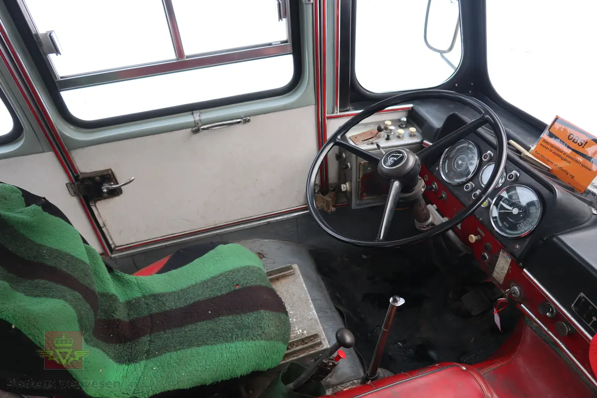 Volvo B 54 kombinert buss og lastebil, bygget på et Volvo B 54-52T busschassis. Kjøretøyet er 2-akslet, med drift på bakre, og har 6 hjul (tvilling bak). Utvendig tofarget hvit og grønn, (opprinnelig fargekombinasjon). Karosseriet er av typen K6/M2. Dieseldrevet TD 50 A motor (rekkesekser med turbo), den har et volum på 5100 cm3 og ytelsen er 147 hk (108,09 kW). Merkingen Bosch 0 400 846 064 på diesel pumpen bekrefter motortypen. Girkassen er av typen S 5-35-6 og har fem gir, det laveste er ikke synkronisert. Girspaken er gulvmontert og sitter på motorens venstre side. Bakakselen har to utvekslinger (høy og lav) som i virkelighet gir kjøretøyet to gir bakover og 10 framover. Vekslingen mellom høy og lavgir serien foregår via en knapp på girspaken. Kjøretøyet har 18 sitteplasser samt lasteplan. Det elektriske anlegget er 24 volt. Innvendig har kjøretøyet grått gulvbelegg og røde seter. Tillatt totalvekt er 9950 kg.
Kilometerstand pr. november 2025 er 289 625 km.