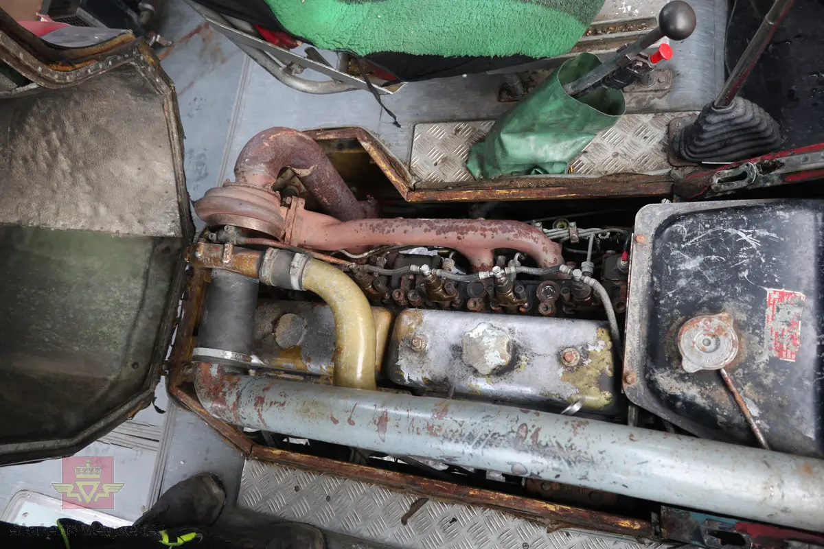 Volvo B 54 kombinert buss og lastebil, bygget på et Volvo B 54-52T busschassis. Kjøretøyet er 2-akslet, med drift på bakre, og har 6 hjul (tvilling bak). Utvendig tofarget hvit og grønn, (opprinnelig fargekombinasjon). Karosseriet er av typen K6/M2. Dieseldrevet TD 50 A motor (rekkesekser med turbo), den har et volum på 5100 cm3 og ytelsen er 147 hk (108,09 kW). Merkingen Bosch 0 400 846 064 på diesel pumpen bekrefter motortypen. Girkassen er av typen S 5-35-6 og har fem gir, det laveste er ikke synkronisert. Girspaken er gulvmontert og sitter på motorens venstre side. Bakakselen har to utvekslinger (høy og lav) som i virkelighet gir kjøretøyet to gir bakover og 10 framover. Vekslingen mellom høy og lavgir serien foregår via en knapp på girspaken. Kjøretøyet har 18 sitteplasser samt lasteplan. Det elektriske anlegget er 24 volt. Innvendig har kjøretøyet grått gulvbelegg og røde seter. Tillatt totalvekt er 9950 kg.
Kilometerstand pr. november 2025 er 289 625 km.