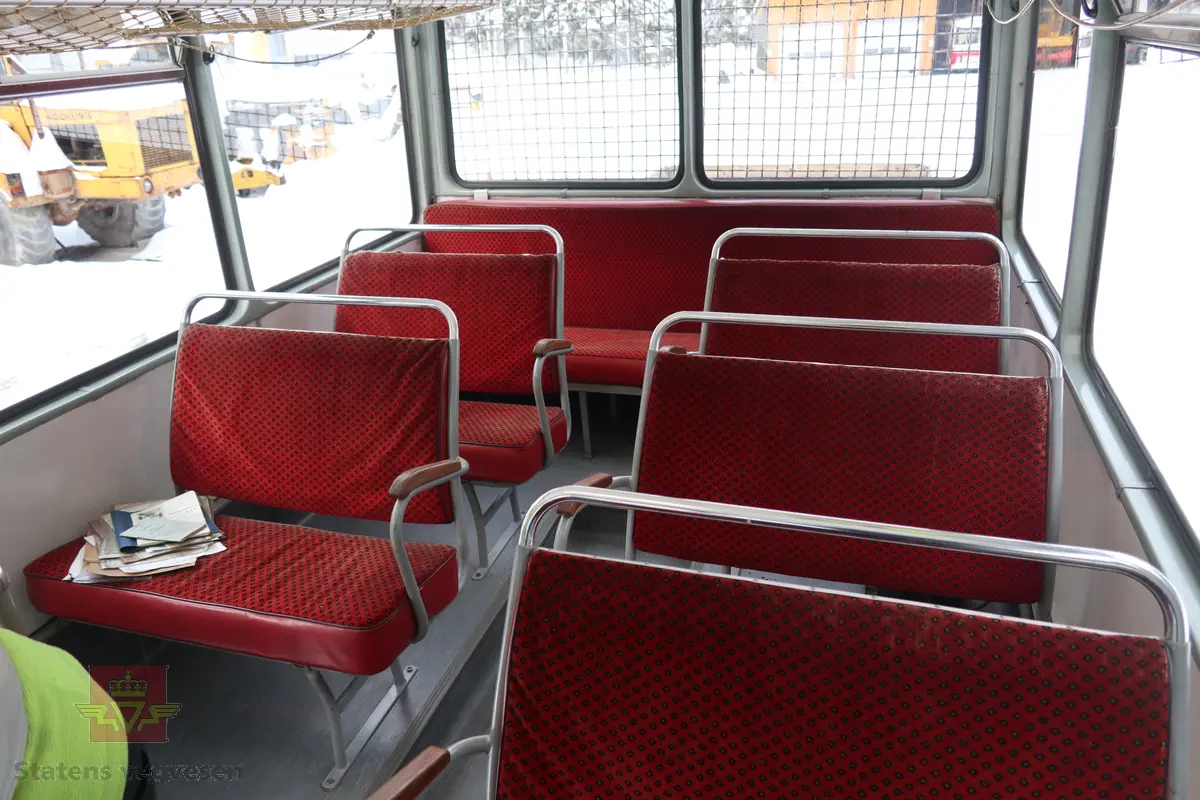 Volvo B 54 kombinert buss og lastebil, bygget på et Volvo B 54-52T busschassis. Kjøretøyet er 2-akslet, med drift på bakre, og har 6 hjul (tvilling bak). Utvendig tofarget hvit og grønn, (opprinnelig fargekombinasjon). Karosseriet er av typen K6/M2. Dieseldrevet TD 50 A motor (rekkesekser med turbo), den har et volum på 5100 cm3 og ytelsen er 147 hk (108,09 kW). Merkingen Bosch 0 400 846 064 på diesel pumpen bekrefter motortypen. Girkassen er av typen S 5-35-6 og har fem gir, det laveste er ikke synkronisert. Girspaken er gulvmontert og sitter på motorens venstre side. Bakakselen har to utvekslinger (høy og lav) som i virkelighet gir kjøretøyet to gir bakover og 10 framover. Vekslingen mellom høy og lavgir serien foregår via en knapp på girspaken. Kjøretøyet har 18 sitteplasser samt lasteplan. Det elektriske anlegget er 24 volt. Innvendig har kjøretøyet grått gulvbelegg og røde seter. Tillatt totalvekt er 9950 kg.
Kilometerstand pr. november 2025 er 289 625 km.