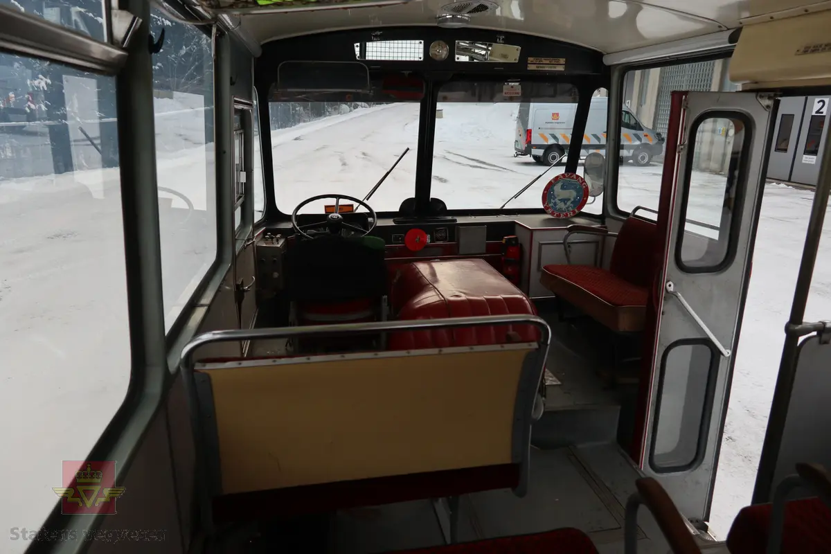 Volvo B 54 kombinert buss og lastebil, bygget på et Volvo B 54-52T busschassis. Kjøretøyet er 2-akslet, med drift på bakre, og har 6 hjul (tvilling bak). Utvendig tofarget hvit og grønn, (opprinnelig fargekombinasjon). Karosseriet er av typen K6/M2. Dieseldrevet TD 50 A motor (rekkesekser med turbo), den har et volum på 5100 cm3 og ytelsen er 147 hk (108,09 kW). Merkingen Bosch 0 400 846 064 på diesel pumpen bekrefter motortypen. Girkassen er av typen S 5-35-6 og har fem gir, det laveste er ikke synkronisert. Girspaken er gulvmontert og sitter på motorens venstre side. Bakakselen har to utvekslinger (høy og lav) som i virkelighet gir kjøretøyet to gir bakover og 10 framover. Vekslingen mellom høy og lavgir serien foregår via en knapp på girspaken. Kjøretøyet har 18 sitteplasser samt lasteplan. Det elektriske anlegget er 24 volt. Innvendig har kjøretøyet grått gulvbelegg og røde seter. Tillatt totalvekt er 9950 kg.
Kilometerstand pr. november 2025 er 289 625 km.