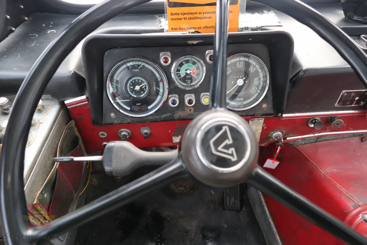 Volvo B 54 kombinert buss og lastebil, bygget på et Volvo B 54-52T busschassis. Kjøretøyet er 2-akslet, med drift på bakre, og har 6 hjul (tvilling bak). Utvendig tofarget hvit og grønn, (opprinnelig fargekombinasjon). Karosseriet er av typen K6/M2. Dieseldrevet TD 50 A motor (rekkesekser med turbo), den har et volum på 5100 cm3 og ytelsen er 147 hk (108,09 kW). Merkingen Bosch 0 400 846 064 på diesel pumpen bekrefter motortypen. Girkassen er av typen S 5-35-6 og har fem gir, det laveste er ikke synkronisert. Girspaken er gulvmontert og sitter på motorens venstre side. Bakakselen har to utvekslinger (høy og lav) som i virkelighet gir kjøretøyet to gir bakover og 10 framover. Vekslingen mellom høy og lavgir serien foregår via en knapp på girspaken. Kjøretøyet har 18 sitteplasser samt lasteplan. Det elektriske anlegget er 24 volt. Innvendig har kjøretøyet grått gulvbelegg og røde seter. Tillatt totalvekt er 9950 kg.
Kilometerstand pr. november 2025 er 289 625 km.