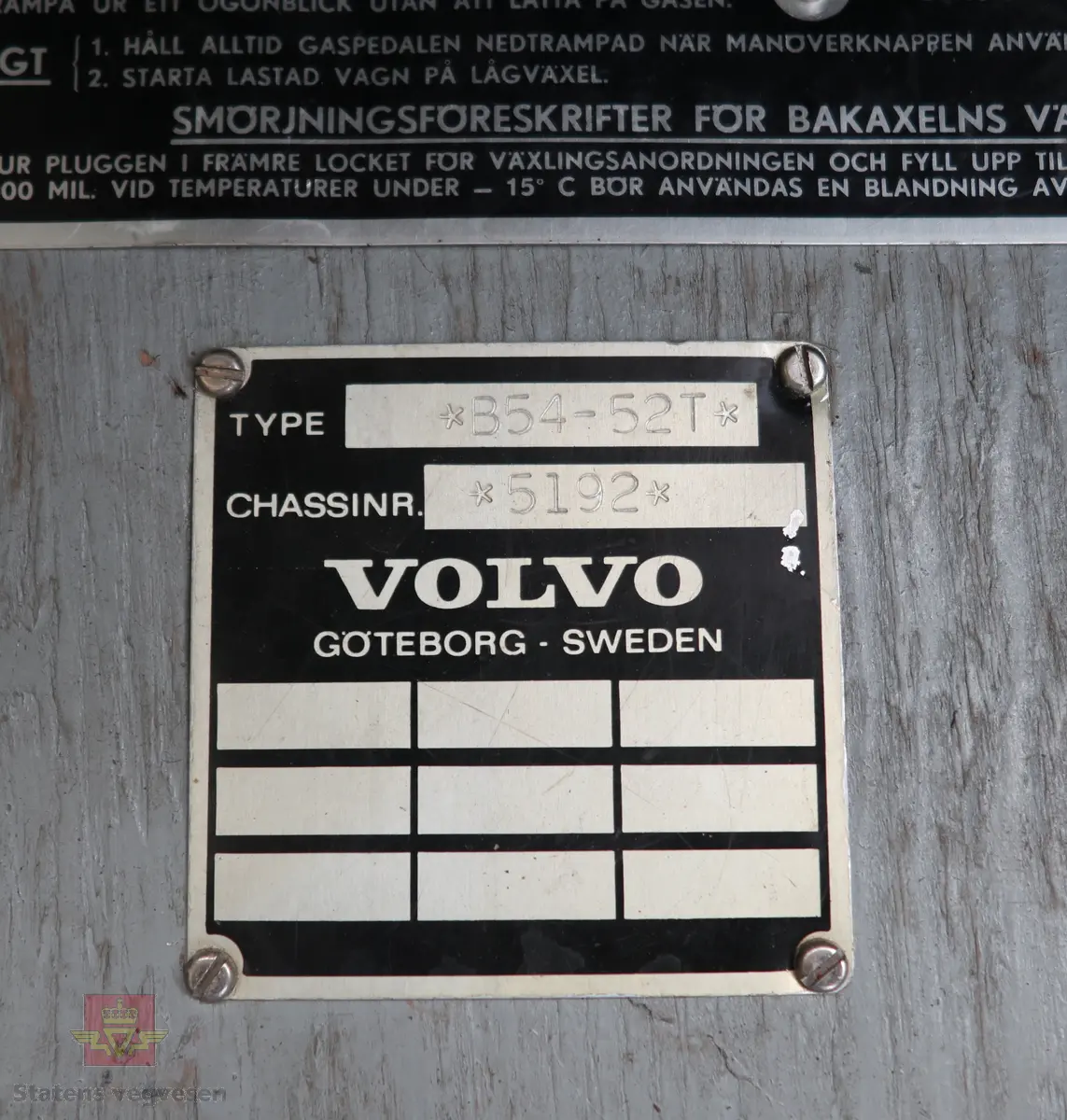 Volvo B 54 kombinert buss og lastebil, bygget på et Volvo B 54-52T busschassis. Kjøretøyet er 2-akslet, med drift på bakre, og har 6 hjul (tvilling bak). Utvendig tofarget hvit og grønn, (opprinnelig fargekombinasjon). Karosseriet er av typen K6/M2. Dieseldrevet TD 50 A motor (rekkesekser med turbo), den har et volum på 5100 cm3 og ytelsen er 147 hk (108,09 kW). Merkingen Bosch 0 400 846 064 på diesel pumpen bekrefter motortypen. Girkassen er av typen S 5-35-6 og har fem gir, det laveste er ikke synkronisert. Girspaken er gulvmontert og sitter på motorens venstre side. Bakakselen har to utvekslinger (høy og lav) som i virkelighet gir kjøretøyet to gir bakover og 10 framover. Vekslingen mellom høy og lavgir serien foregår via en knapp på girspaken. Kjøretøyet har 18 sitteplasser samt lasteplan. Det elektriske anlegget er 24 volt. Innvendig har kjøretøyet grått gulvbelegg og røde seter. Tillatt totalvekt er 9950 kg.
Kilometerstand pr. november 2025 er 289 625 km.