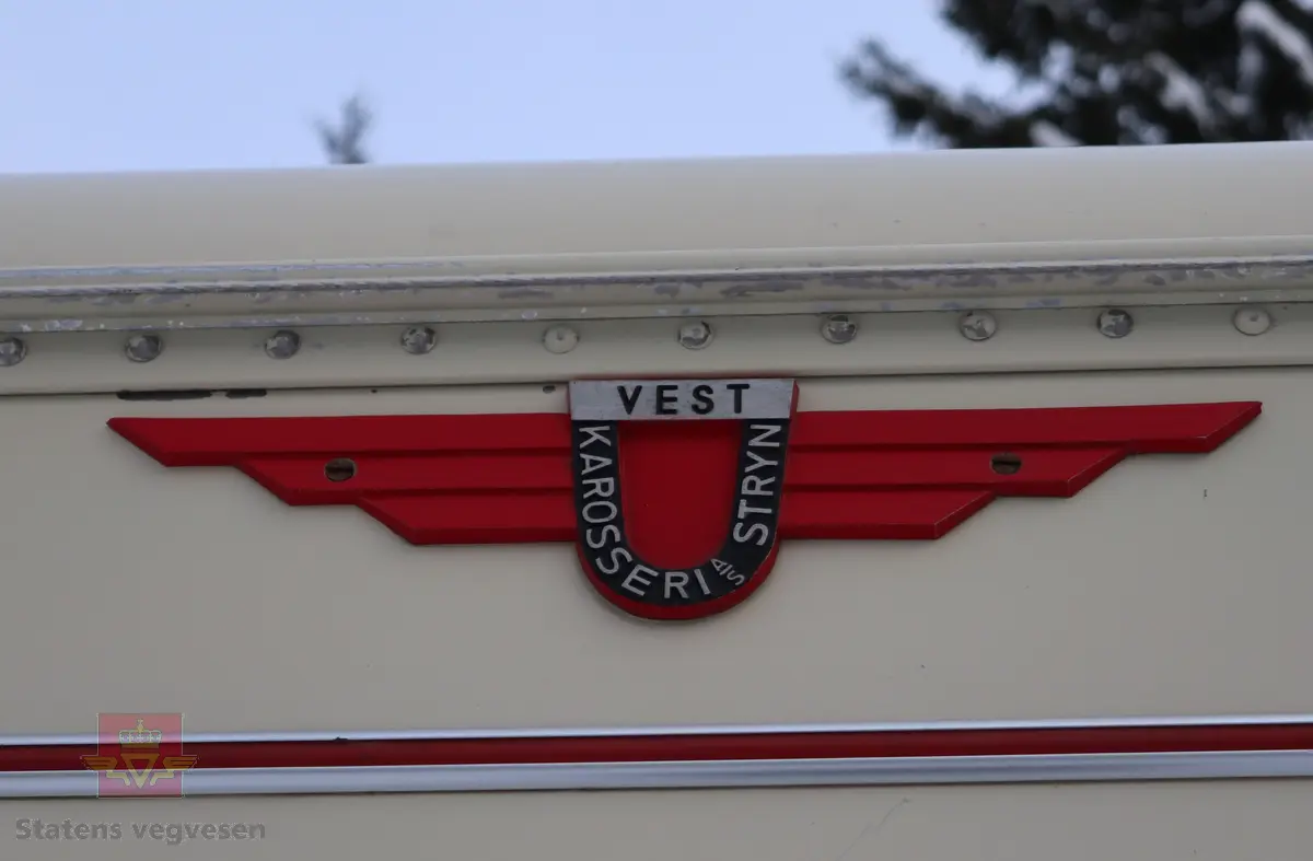 Volvo B 54 kombinert buss og lastebil, bygget på et Volvo B 54-52T busschassis. Kjøretøyet er 2-akslet, med drift på bakre, og har 6 hjul (tvilling bak). Utvendig tofarget hvit og grønn, (opprinnelig fargekombinasjon). Karosseriet er av typen K6/M2. Dieseldrevet TD 50 A motor (rekkesekser med turbo), den har et volum på 5100 cm3 og ytelsen er 147 hk (108,09 kW). Merkingen Bosch 0 400 846 064 på diesel pumpen bekrefter motortypen. Girkassen er av typen S 5-35-6 og har fem gir, det laveste er ikke synkronisert. Girspaken er gulvmontert og sitter på motorens venstre side. Bakakselen har to utvekslinger (høy og lav) som i virkelighet gir kjøretøyet to gir bakover og 10 framover. Vekslingen mellom høy og lavgir serien foregår via en knapp på girspaken. Kjøretøyet har 18 sitteplasser samt lasteplan. Det elektriske anlegget er 24 volt. Innvendig har kjøretøyet grått gulvbelegg og røde seter. Tillatt totalvekt er 9950 kg.
Kilometerstand pr. november 2025 er 289 625 km.