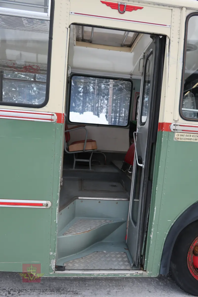 Volvo B 54 kombinert buss og lastebil, bygget på et Volvo B 54-52T busschassis. Kjøretøyet er 2-akslet, med drift på bakre, og har 6 hjul (tvilling bak). Utvendig tofarget hvit og grønn, (opprinnelig fargekombinasjon). Karosseriet er av typen K6/M2. Dieseldrevet TD 50 A motor (rekkesekser med turbo), den har et volum på 5100 cm3 og ytelsen er 147 hk (108,09 kW). Merkingen Bosch 0 400 846 064 på diesel pumpen bekrefter motortypen. Girkassen er av typen S 5-35-6 og har fem gir, det laveste er ikke synkronisert. Girspaken er gulvmontert og sitter på motorens venstre side. Bakakselen har to utvekslinger (høy og lav) som i virkelighet gir kjøretøyet to gir bakover og 10 framover. Vekslingen mellom høy og lavgir serien foregår via en knapp på girspaken. Kjøretøyet har 18 sitteplasser samt lasteplan. Det elektriske anlegget er 24 volt. Innvendig har kjøretøyet grått gulvbelegg og røde seter. Tillatt totalvekt er 9950 kg.
Kilometerstand pr. november 2025 er 289 625 km.