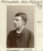Ungdomsporträtt av den blivande arkitekten Erik Lallerstedt. Efter studier vid KTH och Konstakademien kom han från år 1890 att driva egen arkitektverksamhet från Stockholm. Sedermera även professor vid KTH. Av hans avtryck i Östergötland kan nämnas Riksbanken i Norrköping och omgestaltningar av kyrkorna i Risinge och Skärkind.