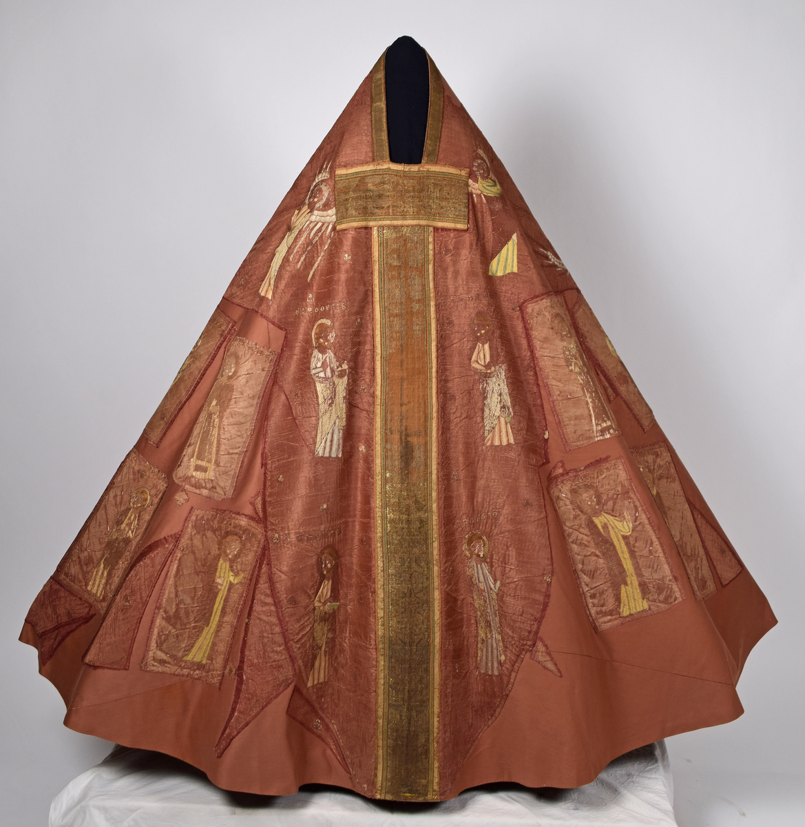 Klockformad mässhake, så kallad casula, av blåaktigt röd samitum med rektangulär halsringning. Ryggsidan prydes med en mittbård bestående av mönstervävda band, på framsidan bildar bandet ett T-kors. Ett 30-tal broderade figurer, bl a Kristus, Maria, apostlar, helgon och änglar. Varje figur är namngiven. Mellan figurerna är små klöverblad broderade, i silke och guldtråd. Mässhaken är fodrad med ofärgat linne.

Konserverad 1982-1985 av RAÄ. Hopfogad av antependium nr 1495 och mässhake 1494.

Enligt liggaren:
"Messhake, liffergad med kors framst. Jesus och Maria omgifven af apostlarne samt englakor., från 1200-talet"
Litteratur:
"Medeltida vävnader och broderier i Sverige",  A. Branting och A. Lindblom. 1928/29
"Medeltida textilier i Skara Domkyrka", Skara I, Inger Estham. 1986