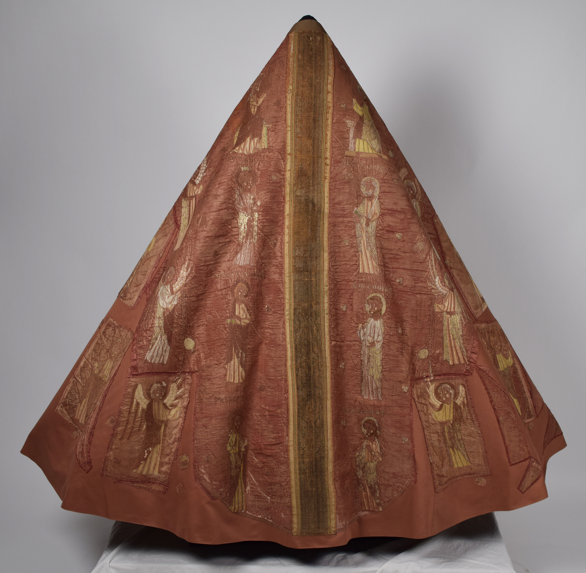 Klockformad mässhake, så kallad casula, av blåaktigt röd samitum med rektangulär halsringning. Ryggsidan prydes med en mittbård bestående av mönstervävda band, på framsidan bildar bandet ett T-kors. Ett 30-tal broderade figurer, bl a Kristus, Maria, apostlar, helgon och änglar. Varje figur är namngiven. Mellan figurerna är små klöverblad broderade, i silke och guldtråd. Mässhaken är fodrad med ofärgat linne.

Konserverad 1982-1985 av RAÄ. Hopfogad av antependium nr 1495 och mässhake 1494.

Enligt liggaren:
"Messhake, liffergad med kors framst. Jesus och Maria omgifven af apostlarne samt englakor., från 1200-talet"
Litteratur:
"Medeltida vävnader och broderier i Sverige",  A. Branting och A. Lindblom. 1928/29
"Medeltida textilier i Skara Domkyrka", Skara I, Inger Estham. 1986