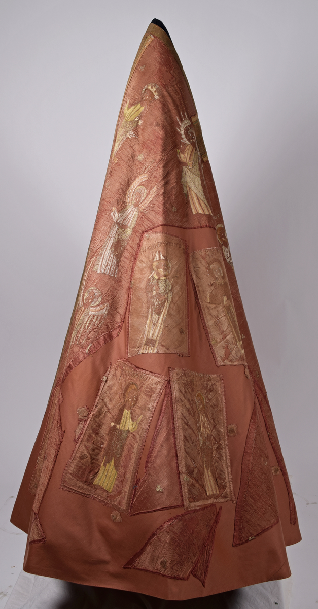 Klockformad mässhake, så kallad casula, av blåaktigt röd samitum med rektangulär halsringning. Ryggsidan prydes med en mittbård bestående av mönstervävda band, på framsidan bildar bandet ett T-kors. Ett 30-tal broderade figurer, bl a Kristus, Maria, apostlar, helgon och änglar. Varje figur är namngiven. Mellan figurerna är små klöverblad broderade, i silke och guldtråd. Mässhaken är fodrad med ofärgat linne.

Konserverad 1982-1985 av RAÄ. Hopfogad av antependium nr 1495 och mässhake 1494.

Enligt liggaren:
"Messhake, liffergad med kors framst. Jesus och Maria omgifven af apostlarne samt englakor., från 1200-talet"
Litteratur:
"Medeltida vävnader och broderier i Sverige",  A. Branting och A. Lindblom. 1928/29
"Medeltida textilier i Skara Domkyrka", Skara I, Inger Estham. 1986