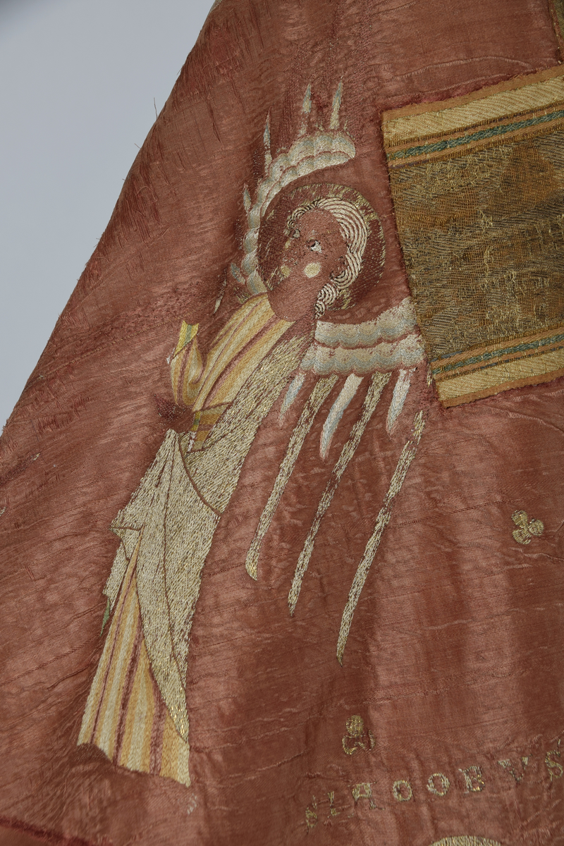 Klockformad mässhake, så kallad casula, av blåaktigt röd samitum med rektangulär halsringning. Ryggsidan prydes med en mittbård bestående av mönstervävda band, på framsidan bildar bandet ett T-kors. Ett 30-tal broderade figurer, bl a Kristus, Maria, apostlar, helgon och änglar. Varje figur är namngiven. Mellan figurerna är små klöverblad broderade, i silke och guldtråd. Mässhaken är fodrad med ofärgat linne.

Konserverad 1982-1985 av RAÄ. Hopfogad av antependium nr 1495 och mässhake 1494.

Enligt liggaren:
"Messhake, liffergad med kors framst. Jesus och Maria omgifven af apostlarne samt englakor., från 1200-talet"
Litteratur:
"Medeltida vävnader och broderier i Sverige",  A. Branting och A. Lindblom. 1928/29
"Medeltida textilier i Skara Domkyrka", Skara I, Inger Estham. 1986