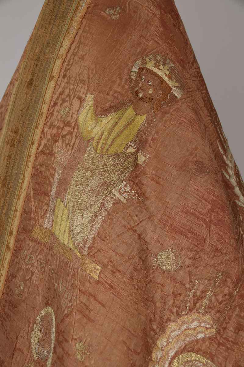 Klockformad mässhake, så kallad casula, av blåaktigt röd samitum med rektangulär halsringning. Ryggsidan prydes med en mittbård bestående av mönstervävda band, på framsidan bildar bandet ett T-kors. Ett 30-tal broderade figurer, bl a Kristus, Maria, apostlar, helgon och änglar. Varje figur är namngiven. Mellan figurerna är små klöverblad broderade, i silke och guldtråd. Mässhaken är fodrad med ofärgat linne.

Konserverad 1982-1985 av RAÄ. Hopfogad av antependium nr 1495 och mässhake 1494.

Enligt liggaren:
"Messhake, liffergad med kors framst. Jesus och Maria omgifven af apostlarne samt englakor., från 1200-talet"
Litteratur:
"Medeltida vävnader och broderier i Sverige",  A. Branting och A. Lindblom. 1928/29
"Medeltida textilier i Skara Domkyrka", Skara I, Inger Estham. 1986