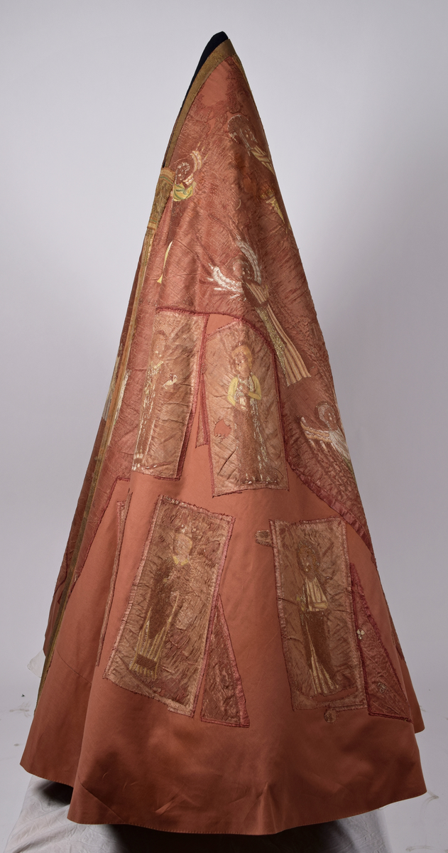 Klockformad mässhake, så kallad casula, av blåaktigt röd samitum med rektangulär halsringning. Ryggsidan prydes med en mittbård bestående av mönstervävda band, på framsidan bildar bandet ett T-kors. Ett 30-tal broderade figurer, bl a Kristus, Maria, apostlar, helgon och änglar. Varje figur är namngiven. Mellan figurerna är små klöverblad broderade, i silke och guldtråd. Mässhaken är fodrad med ofärgat linne.

Konserverad 1982-1985 av RAÄ. Hopfogad av antependium nr 1495 och mässhake 1494.

Enligt liggaren:
"Messhake, liffergad med kors framst. Jesus och Maria omgifven af apostlarne samt englakor., från 1200-talet"
Litteratur:
"Medeltida vävnader och broderier i Sverige",  A. Branting och A. Lindblom. 1928/29
"Medeltida textilier i Skara Domkyrka", Skara I, Inger Estham. 1986