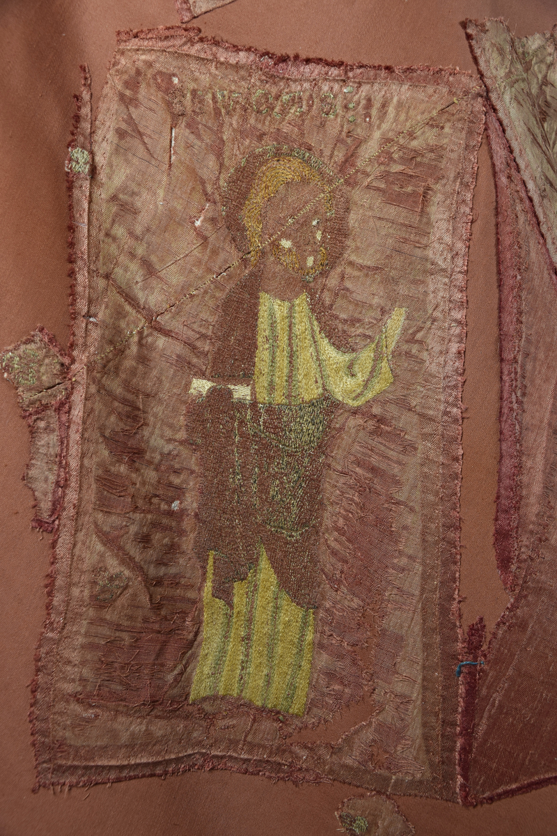 Klockformad mässhake, så kallad casula, av blåaktigt röd samitum med rektangulär halsringning. Ryggsidan prydes med en mittbård bestående av mönstervävda band, på framsidan bildar bandet ett T-kors. Ett 30-tal broderade figurer, bl a Kristus, Maria, apostlar, helgon och änglar. Varje figur är namngiven. Mellan figurerna är små klöverblad broderade, i silke och guldtråd. Mässhaken är fodrad med ofärgat linne.

Konserverad 1982-1985 av RAÄ. Hopfogad av antependium nr 1495 och mässhake 1494.

Enligt liggaren:
"Messhake, liffergad med kors framst. Jesus och Maria omgifven af apostlarne samt englakor., från 1200-talet"
Litteratur:
"Medeltida vävnader och broderier i Sverige",  A. Branting och A. Lindblom. 1928/29
"Medeltida textilier i Skara Domkyrka", Skara I, Inger Estham. 1986