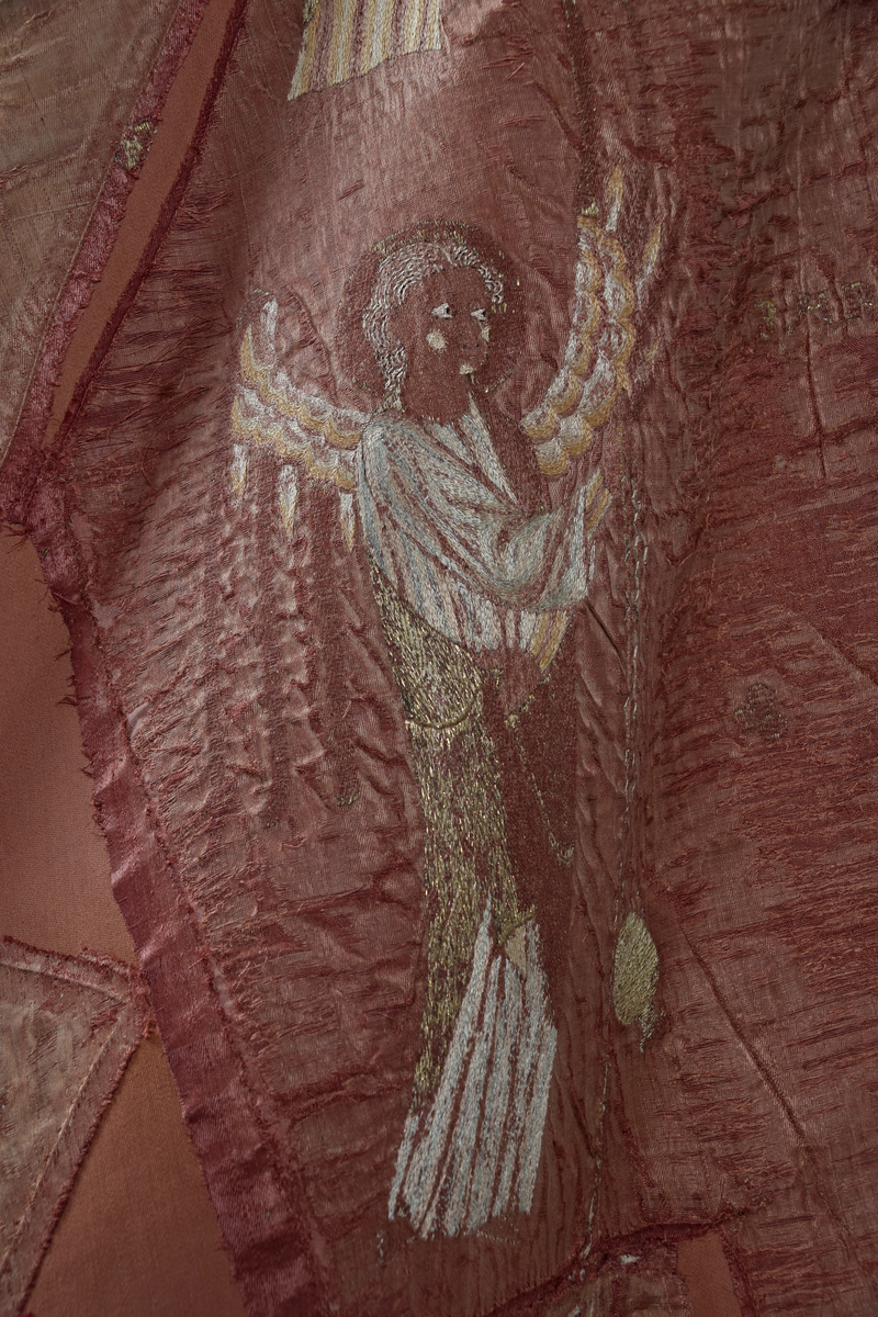 Klockformad mässhake, så kallad casula, av blåaktigt röd samitum med rektangulär halsringning. Ryggsidan prydes med en mittbård bestående av mönstervävda band, på framsidan bildar bandet ett T-kors. Ett 30-tal broderade figurer, bl a Kristus, Maria, apostlar, helgon och änglar. Varje figur är namngiven. Mellan figurerna är små klöverblad broderade, i silke och guldtråd. Mässhaken är fodrad med ofärgat linne.

Konserverad 1982-1985 av RAÄ. Hopfogad av antependium nr 1495 och mässhake 1494.

Enligt liggaren:
"Messhake, liffergad med kors framst. Jesus och Maria omgifven af apostlarne samt englakor., från 1200-talet"
Litteratur:
"Medeltida vävnader och broderier i Sverige",  A. Branting och A. Lindblom. 1928/29
"Medeltida textilier i Skara Domkyrka", Skara I, Inger Estham. 1986