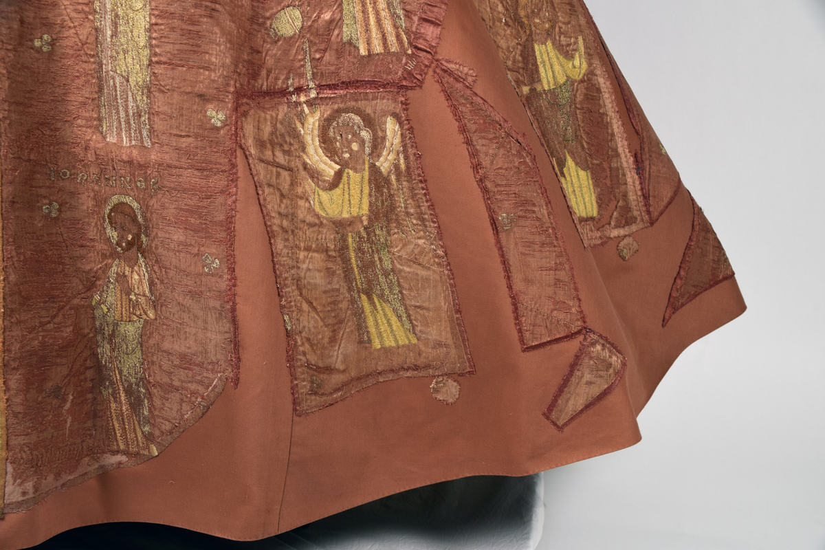 Klockformad mässhake, så kallad casula, av blåaktigt röd samitum med rektangulär halsringning. Ryggsidan prydes med en mittbård bestående av mönstervävda band, på framsidan bildar bandet ett T-kors. Ett 30-tal broderade figurer, bl a Kristus, Maria, apostlar, helgon och änglar. Varje figur är namngiven. Mellan figurerna är små klöverblad broderade, i silke och guldtråd. Mässhaken är fodrad med ofärgat linne.

Konserverad 1982-1985 av RAÄ. Hopfogad av antependium nr 1495 och mässhake 1494.

Enligt liggaren:
"Messhake, liffergad med kors framst. Jesus och Maria omgifven af apostlarne samt englakor., från 1200-talet"
Litteratur:
"Medeltida vävnader och broderier i Sverige",  A. Branting och A. Lindblom. 1928/29
"Medeltida textilier i Skara Domkyrka", Skara I, Inger Estham. 1986