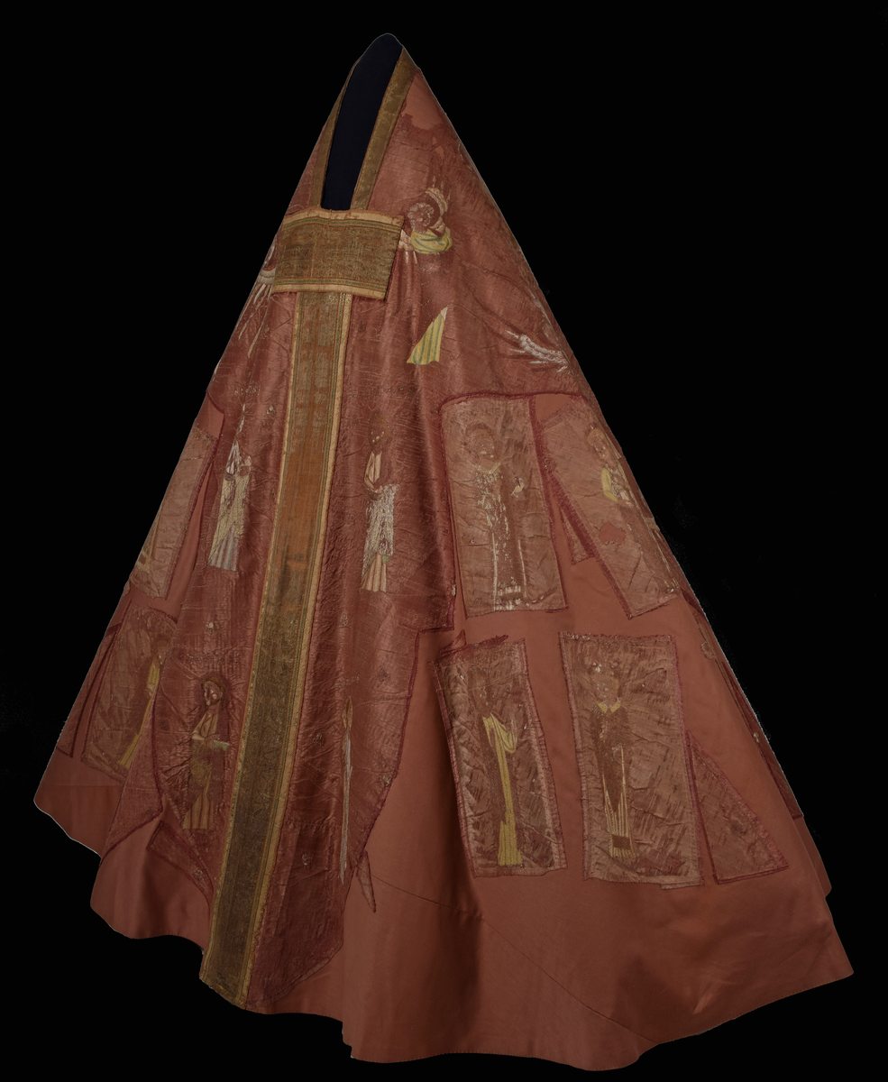 Klockformad mässhake, så kallad casula, av blåaktigt röd samitum med rektangulär halsringning. Ryggsidan prydes med en mittbård bestående av mönstervävda band, på framsidan bildar bandet ett T-kors. Ett 30-tal broderade figurer, bl a Kristus, Maria, apostlar, helgon och änglar. Varje figur är namngiven. Mellan figurerna är små klöverblad broderade, i silke och guldtråd. Mässhaken är fodrad med ofärgat linne.

Konserverad 1982-1985 av RAÄ. Hopfogad av antependium nr 1495 och mässhake 1494.

Enligt liggaren:
"Messhake, liffergad med kors framst. Jesus och Maria omgifven af apostlarne samt englakor., från 1200-talet"
Litteratur:
"Medeltida vävnader och broderier i Sverige",  A. Branting och A. Lindblom. 1928/29
"Medeltida textilier i Skara Domkyrka", Skara I, Inger Estham. 1986