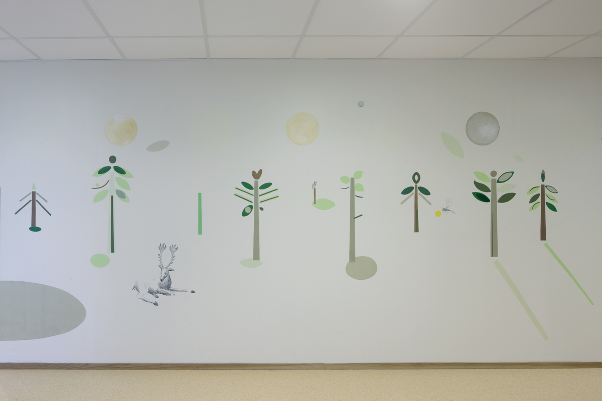 Trær, fugler, insekt, kronhjort og måne.