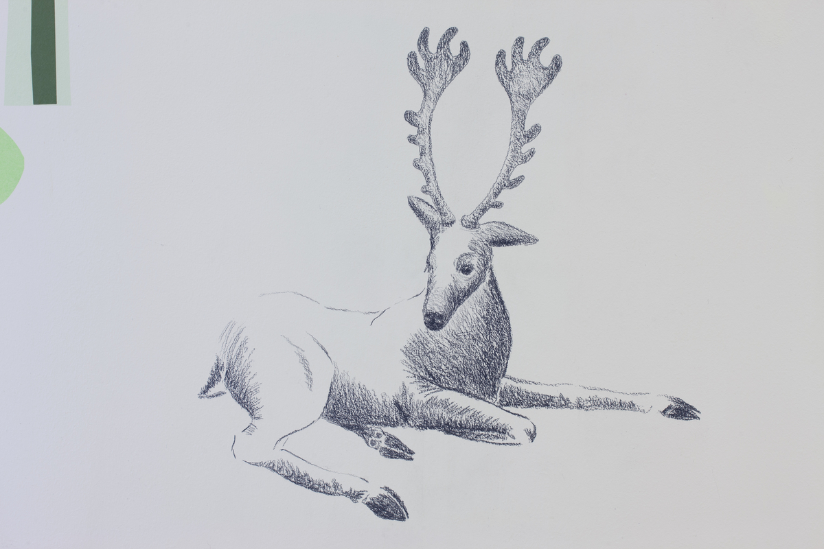 Trær, fugler, insekt, kronhjort og måne.