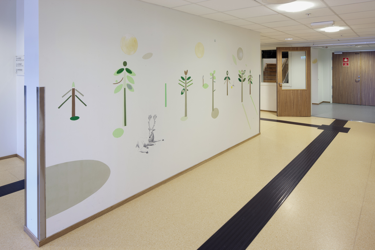 Trær, fugler, insekt, kronhjort og måne.