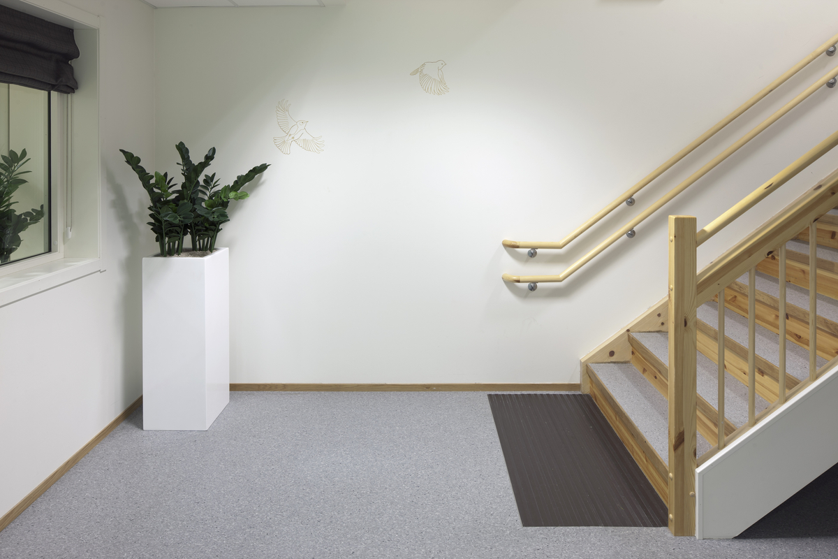 Trær, fugler, insekt, kronhjort og måne.