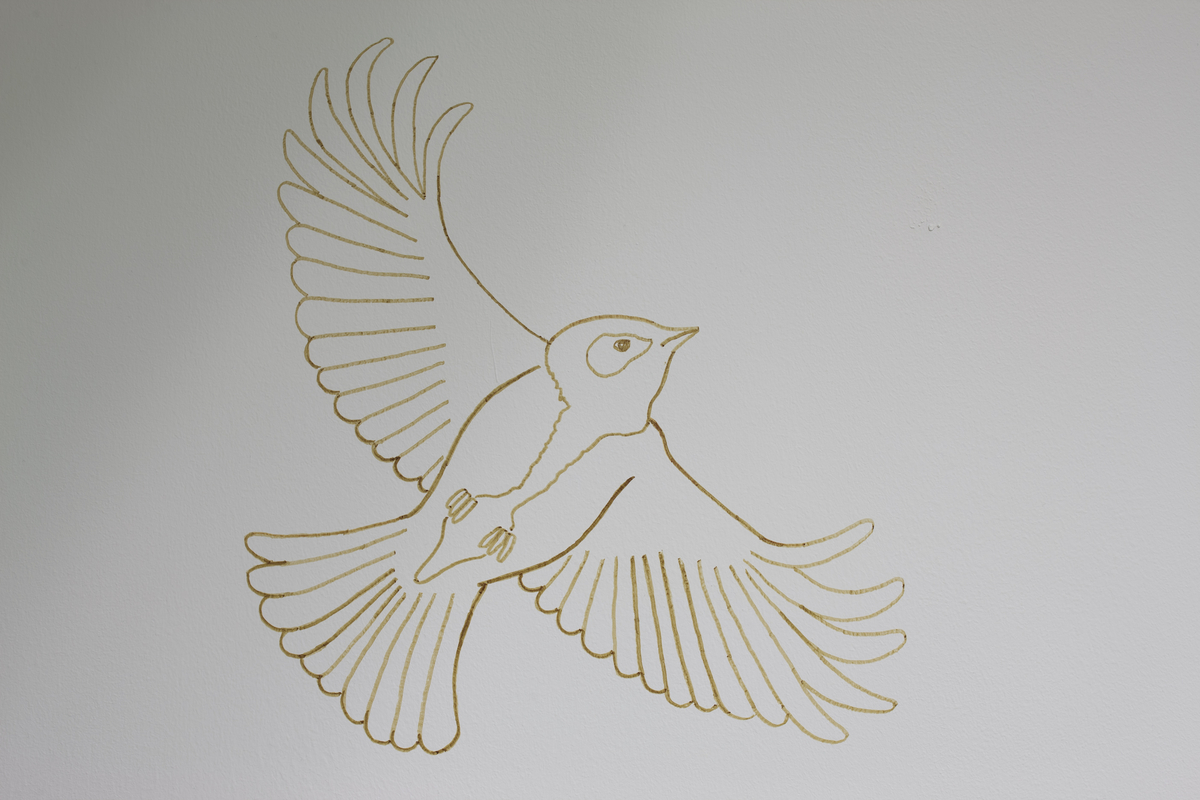 Trær, fugler, insekt, kronhjort og måne.