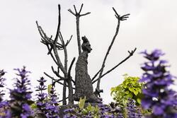 Piken som leter etter våren [Skulptur]