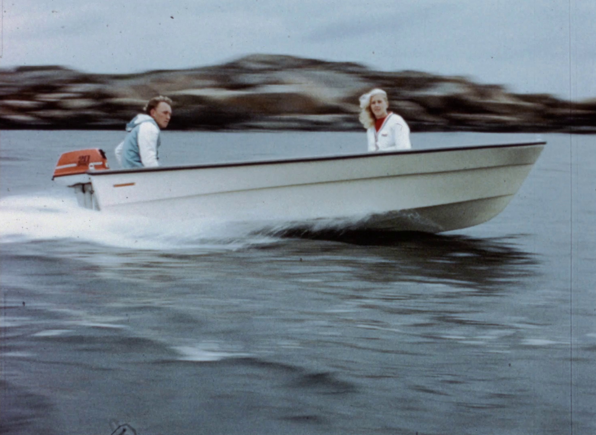 Reklamfilm i färg ur Monark-Crescents arkiv där företagets olika fritidsbåtar för 1968 visas. Båtarna testkörs intill Skrivareklippan utanför Varbergs kust. Textkort mellan klippen identifierar båtarna och motorerna enligt följande: Crescent 41 med 20 hk motor, Crescent 43 med 25 hk motor, Crescent 42 med 5 hk motor, Crescent 500 med Crescent 45°/50 och Crescent 39, som rors med åror.
